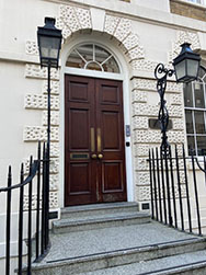 Das Büro des Freistaats Bayern im Vereinigten Königreich befindet sich am Stratford Place in London.