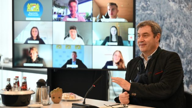 Virtuelles Schülertreffen: Ministerpräsident Dr. Markus Söder, MdL (rechts), im Gespräch mit dem Landesschülerrat Bayern.