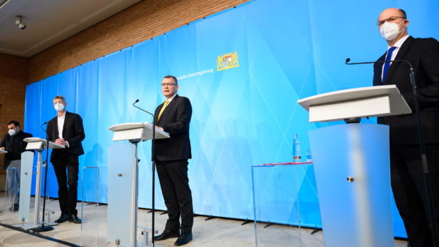 Pressekonferenz mit Gesundheitsminister Klaus Holetschek, MdL, Kultusminister Prof. Dr. Michael Piazolo, MdL, Staatskanzleiminister Dr. Florian Herrmann, MdL, und Finanzminister Albert Füracker, MdL (v.l.n.r.).