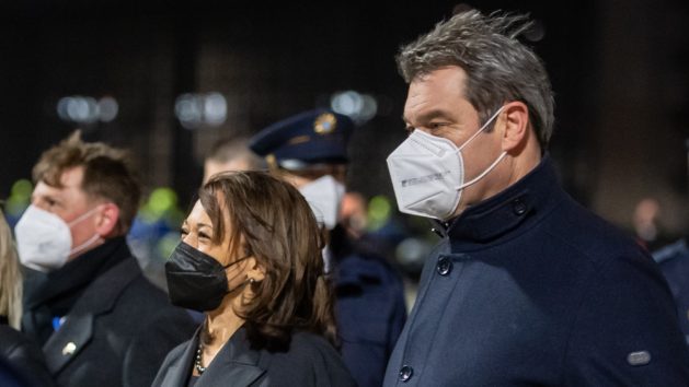 Die Vizepräsidentin der Vereinigten Staaten von Amerika, Kamala Harris (links), wird bei Ihrer Ankunft am Flughafen von Ministerpräsident Dr. Markus Söder, MdL, in Empfang genommen.