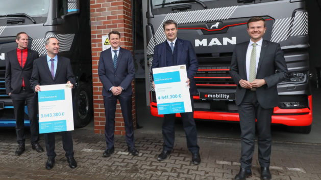 Übergabe des Förderbescheids für das Projekt "Bayernflotte" von MAN Truck & Bus (v.l.n.r.): Der Vorstand für Forschung & Entwicklung bei der MAN Truck & Bus SE, Dr. Frederik Zohm , Wirtschaftsminister Hubert Aiwanger, MdL, der Vorstandsvorsitzende der MAN Truck & Bus SE, Alexander Vlaskamp, Ministerpräsident Dr. Markus Söder, MdL, und Nürnbergs Oberbürgermeister Marcus König.