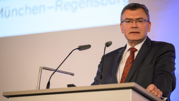 Staatsminister Dr. Florian Herrmann, MdL, zum Auftakt der Woche Brüderlichkeit 2022: "Weltweit leben Menschen gerade jetzt den Gedanken der Brüderlichkeit und stehen zusammen gegen Krieg und Gewalt. Ein Lichtblick, der Hoffnung macht."