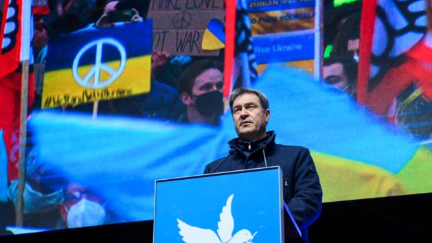 Ministerpräsident Dr. Markus Söder, MdL, tritt als Redner auf der Demonstration auf.