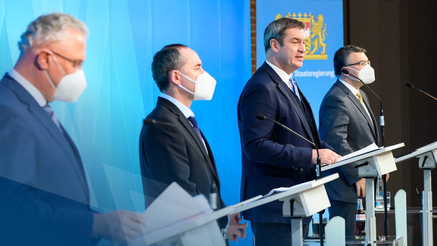 Die Pressekonferenz mit Innenminister Joachim Herrmann, MdL, Wirtschaftsminister Hubert Aiwanger, MdL, Ministerpräsident Dr. Markus Söder, MdL, und dem Leiter der Staatskanzlei, Staatsminister Dr. Florian Herrmann, MdL (v.l.n.r.), findet im Foyer des Prinz-Carl-Palais statt.