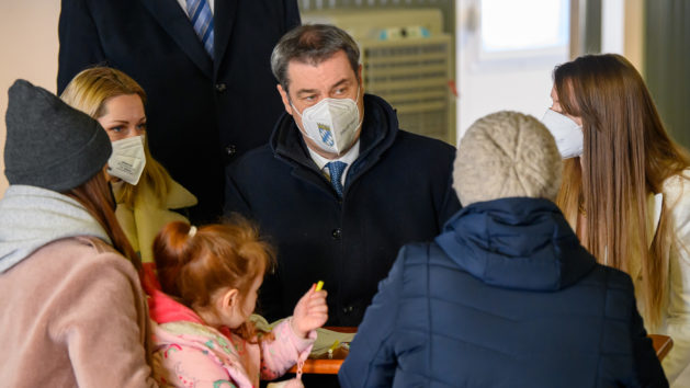 Bei seinem Besuch spricht Ministerpräsident Dr. Markus Söder, MdL, mit den Flüchtlingen aus der Ukraine.