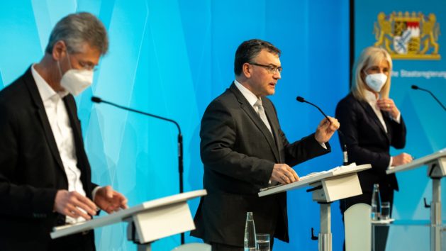 Pressekonferenz mit Kultusminister Prof. Dr. Michael Piazolo, MdL, Staatskanzleiminister Dr. Florian Herrmann, MdL, undSozialministerin Ulrike Scharf, MdL, nach der Kabinettssitzung.