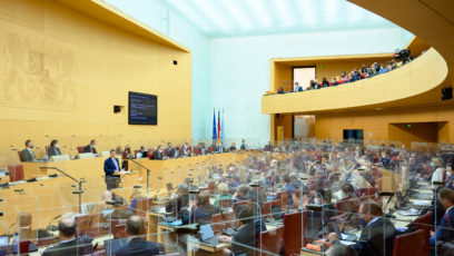 "Wir nehmen alle Sorgen ernst, wir haben alles im Blick. Unsere Strategie basiert auf drei Säulen: 1. Hilfe. 2. Sanktionen. 3. Schutz." - Ministerpräsident Dr. Markus Söder, MdL.