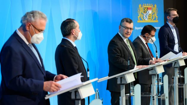 Pressekonferenz mit Innenminister Joachim Herrmann, Wirtschaftsminister Hubert Aiwanger, Staatskanzleiminister Dr. Florian Herrmann, Gesundheitsminister Klaus Holetschek und Wissenschaftsminister Markus Blume (v.l.n.r.).