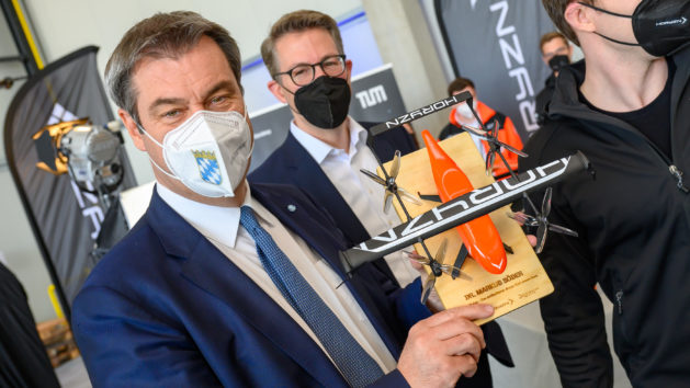 Am Air Tech Campus Oberpfaffenhofen: Ministerpräsident Dr. Markus Söder, MdL (links), und Wissenschaftsminister Markus Blume, MdL (Mitte), bei der Grundsteinlegung für das Aerospace Flight Test Center der TUM und HM.