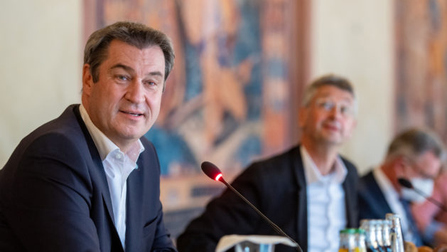 Ministerpräsident Dr. Markus Söder, MdL: "Kinder sind unsere Zukunft. Schule hat für uns in Bayern oberste Priorität. Wir wollen die Qualität der Bildung weiter ausbauen. Dabei nehmen wir alle Probleme in den Blick: Corona-Pandemie, Digitalisierung, Unterrichtsversorgung oder die Integration ukrainischer Schüler. Danke für den Dialog, es waren vier Stunden Bildungspolitik pur. Wir haben aufmerksam zugehört."