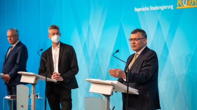 Pressekonferenz nach der Pressekonferenz unter anderem mit Innenminister Joachim Herrmann, MdL, Kultusminister Prof. Dr. Michael Piazolo, MdL, und dem Leiter der Staatskanzlei, Staatsminister Dr. Florian Herrmann, MdL (v.l.n.r.).