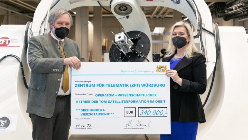 Für das RLS-Sciences-Projekt „Kleinstsatelliten“ übergibt ...