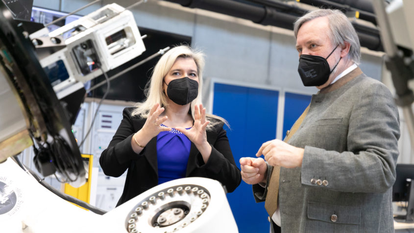 Staatsministerin Melanie Huml, MdL (links), und der Vorstand ...