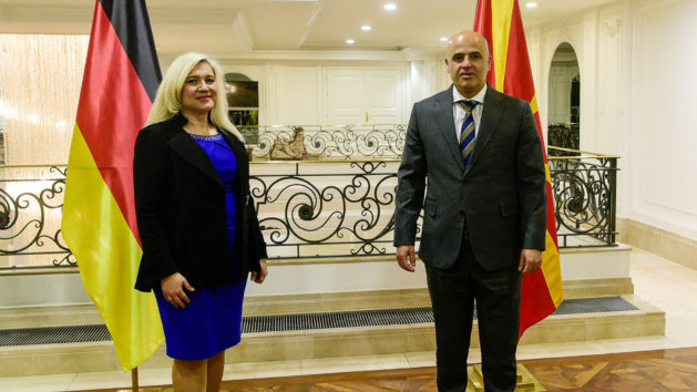 Der Ministerpräsident der Republik Nordmazedonien, Dimitar Kovačevski (rechts), empfängt Europaministerin Melanie Huml, MdL (links).