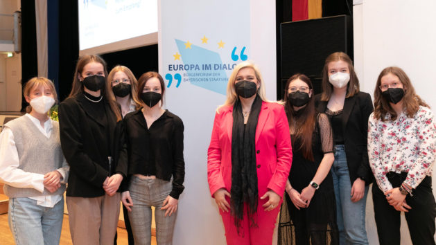 Europaministerin Melanie Huml, MdL (4. von rechts), mit Schülerinnen beim Bürgerforum „Europa im Dialog“.