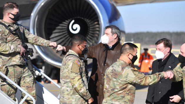 Ministerpräsident Dr. Markus Söder, MdL, begrüßt US-Soldaten auf dem Flughafen Nürnberg.