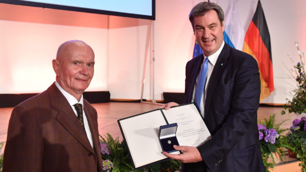Mit dem Ehrenzeichen des Bayerischen Ministerpräsidenten für Verdienste im Ehrenamt werden unter anderem Werner Anwand, ...