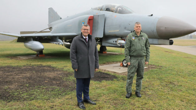 Besuch des Taktischen Luftwaffengeschwaders 74 in Neuburg a.D. Donau: Staatsminister Dr. Florian Herrmann, MdL (links), wird vom Kommodore des Taktischen Luftwaffengeschwaders 74, Oberst Gordon Schnitger (rechts), begrüßt.