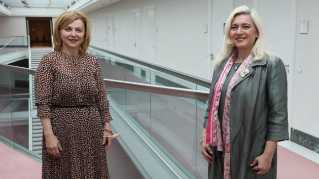 Europaministerin Melanie Huml, MdL (rechts), empfängt die tschechische Generalkonsulin Dr. Ivana Červenková (links) in der Staatskanzlei.