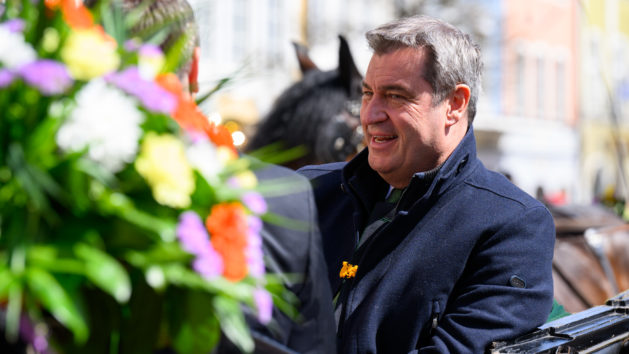 Ministerpräsident Dr. Markus Söder, MdL, in der Ehrenkutsche beim Traunsteiner Georgiritt.