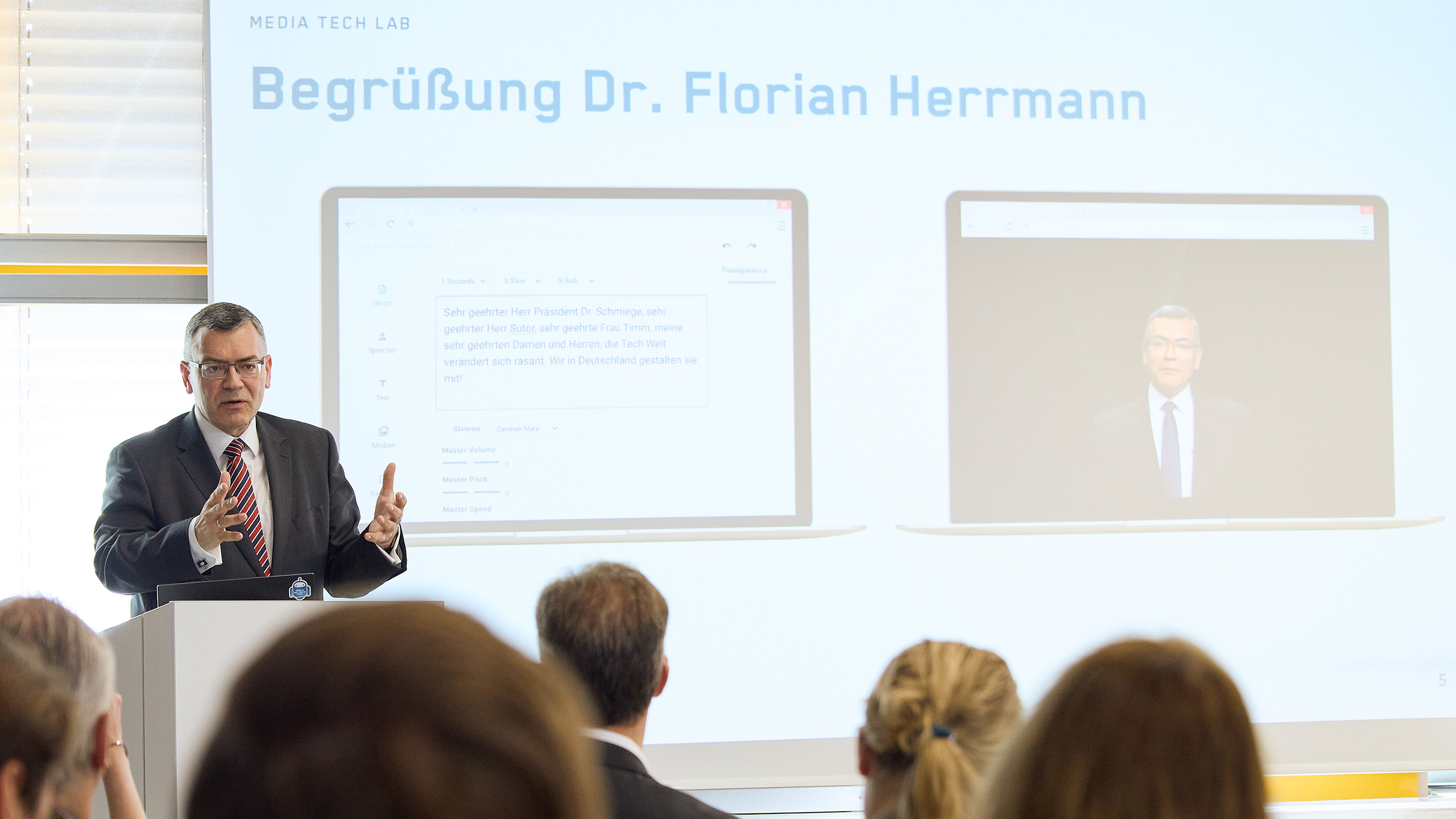 Medienminister Dr. Florian Herrmann, MdL, spricht an der Eröffnung des Media Tech Lab in München ein Grußwort.