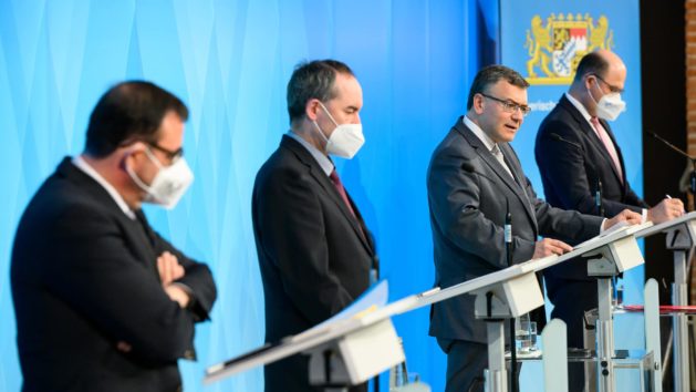 Pressekonferenz nach der Kabinettssitzung mit dem Leiter der Staatskanzlei, Staatsminister Dr. Florian Herrmann, MdL, Wirtschaftsminister Hubert Aiwanger, MdL, Bayerns Finanzminister Albert Füracker, MdL, und Gesundheitsminister Klaus Holetschek, MdL.