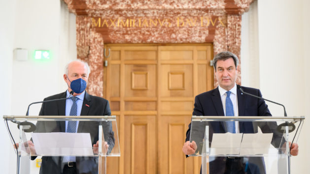 Der Präsident des Bayerischen Handwerkstags e. V., Franz Xaver Peteranderl (links), und Ministerpräsident Dr. Markus Söder, MdL (rechts), geben ein Pressestatement im Anschluss an die Gesprächsrunde.