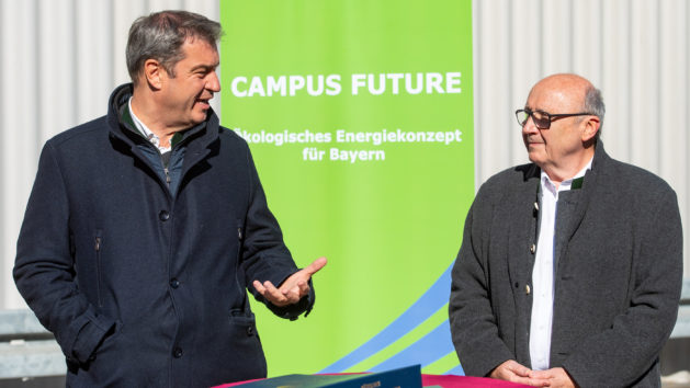 Ministerpräsident Dr. Markus Söder, MdL (links), im Gespräch mit dem Landrat des Landkreises Kelheim, Martin Neumeyer (rechts).