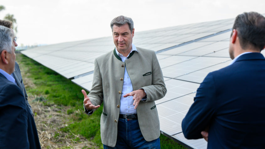 Bei seinem Besuch des Solarparks Schornhof in Berg im Gau informiert sich Ministerpräsident Dr. Markus Söder, MdL, unter anderem über den Solarpark und den Ausbau erneuerbarer Energien in Bayern.