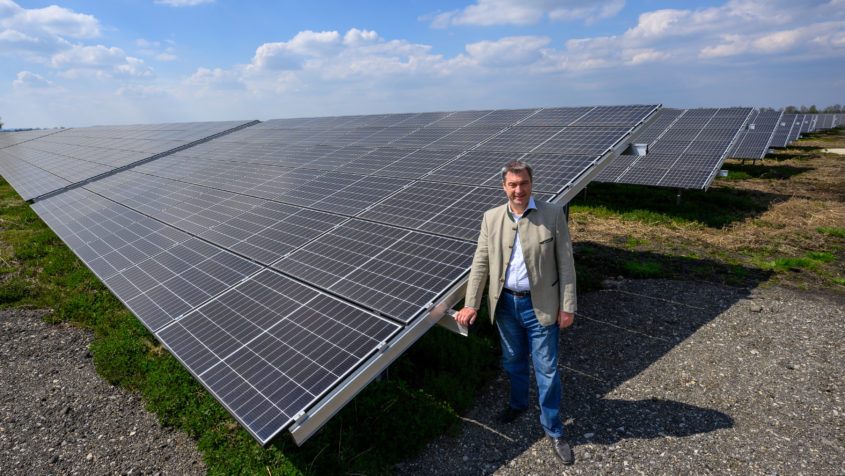 Der Solarprk Schornhof erbringt mit 144 Hektar Gesamtfläche eine Gesamtleistung von 100.000 Kilowatt-Peak (kWp) und ist somit der größte Photovoltaikpark in Bayern und Power-Purchase-Agreement-Park Deutschlands.
