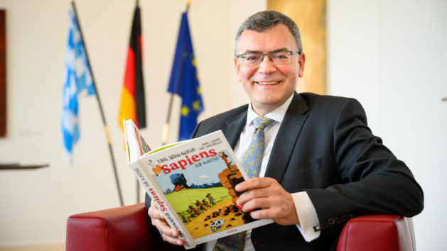 Staatsminister Dr. Florian Herrmann, MdL, zum Welttag des Buches.