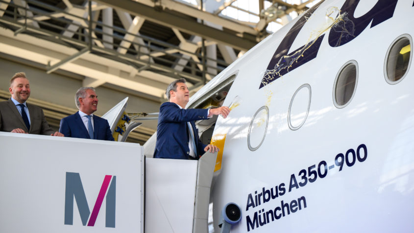 Ministerpräsident Dr. Markus Söder, MdL (rechts), und Carsten Spohr, Vorstandsvorsitzender der Deutschen Lufthansa AG (Mitte),