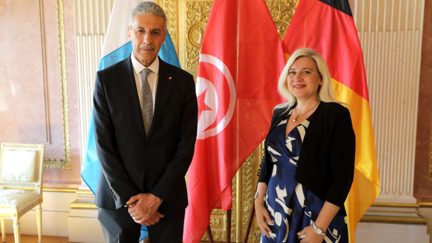 Staatsministerin Melanie Huml, MdL (rechts), empfängt den tunesischen Minister für Wirtschaft und Ordnung, Samir Said (links), im Prinz-Carl-Palais.