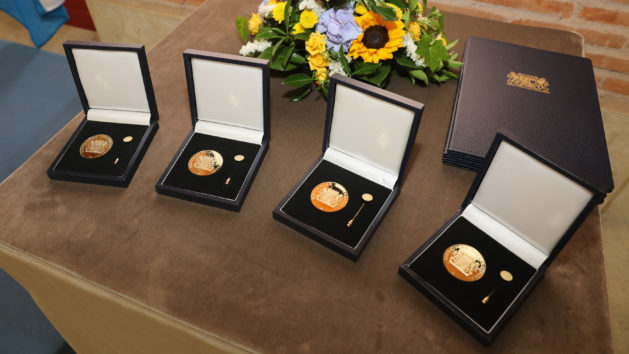 Mit der „Medaille für besondere Verdienste um den Freistaat Bayern in Europa und der Welt“ werden seit 1990 Personen geehrt, die sich um den Freistaat Bayern in einem vereinten Europa verdient gemacht oder zum internationalen Ansehen Bayerns in der Welt beigetragen haben.