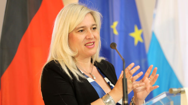 Europaministerin Melanie Huml, MdL, hält bei der Verleihung der Europa-Medaille im Prinz-Carl-Palais eine Rede.