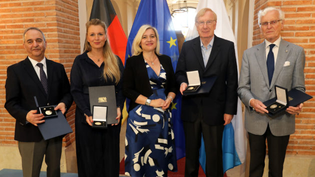 Europaministerin Melanie Huml, MdL (Mitte), mit den ausgezeichneten Persönlichkeiten im Prinz-Carl-Palais.