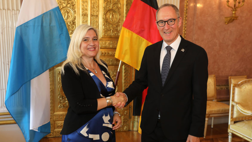 Europaministerin Melanie Huml, MdL (links), begrüßt den Präsidenten der Konferenz der Kantonsregionen (Schweiz), Regierungsrat Dr. Christian Rathgeb (rechts), im Prinz-Carl-Palais.