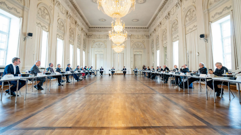 Das Gespräch der Bayerischen Staatsregierung mit Vertretern der Freisinger Bischofskonferenz findet im Max-Joseph-Saal der Münchner Residenz statt.