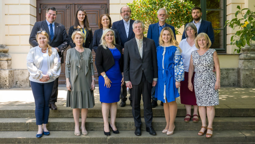 Vor dem Prinz-Carl-Palais: Europaministerin Melanie Huml, MdL (5. von links), und der ukrainische Generalkonsul Yarmilko Yuriy (6. von rechts), mit Mitgliedern der ukrainischen Gemeinde in Bayern.