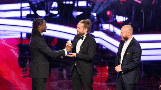 Laudator Eugene Boateng (links) verleiht York-Fabian Raabe (Mitte) den Preis für die beste Nachwuchsregie für den Film "Borga".
