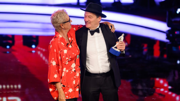 Laudatorin Doris Dörrie (links) gratuliert Hanno Lentz, Gewinner des Bayerischen Filmpreises für die beste Bildgestaltung im Film "Fabian oder der Gang vor die Hunde".
