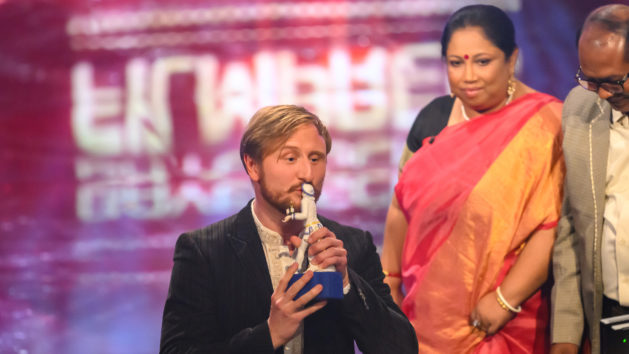 Michael Kranz (links) freut sich über seinen Preis in der Kategorie "Bester Dokumentarfilm" für den Film "Was tun" - und mit ihm seine Laudatoren Chanchala Mondal (MItte) und Shyamal Prokash Adhikary (rechts).