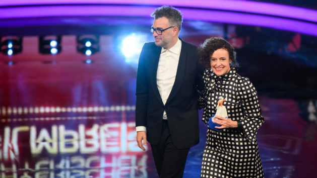 Maria Schrader (rechts) und Jan Schomburg (links) gewinnen den Bayerischen Filmpreis für das beste Drehbuch mit dem Film "Ich bin dein Mensch".