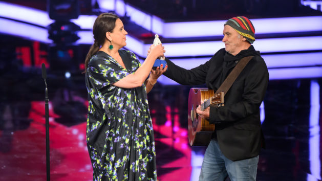 Laudator Dieter Bachmann (rechts) verleiht den Bayerischen Filmpreis in der Kategorie "Bester Schnitt" an Maria Speth für "Herr Bachmann und seine Klasse".