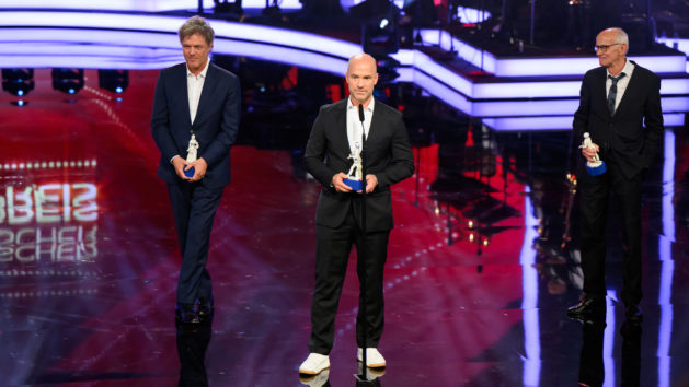 Ebenfalls in der Kategorie "Produktion" werden Christoph Müller, Sebastian Werninger und Herman Weigel (v.l.n.r.) für "Stasikomödie" mit dem Bayerischen Filmpreis ausgezeichnet.