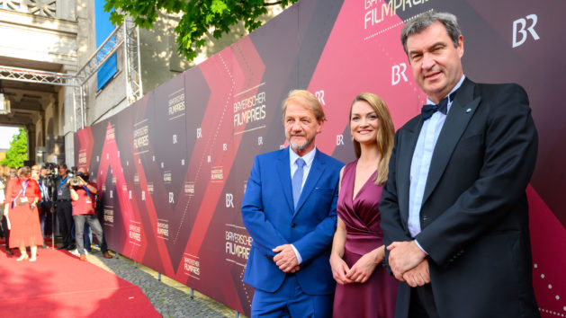 Auf dem roten Teppich vor dem Münchner Prinzregententheater (v.l.n.r.): Filmemacher Sönke Wortmann, Digitalministerin Judith Gerlach, MdL, und Ministerpräsident Dr. Markus Söder, MdL.