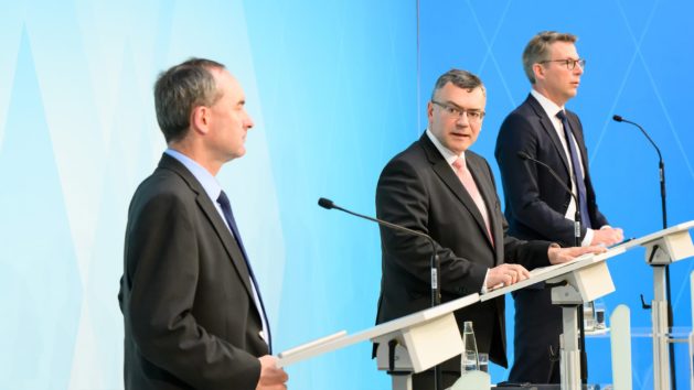 Pressekonferenz mit Wirtschaftsminister Hubert Aiwanger, MdL, dem Leiter der Staatskanzlei, Staatsminister Dr. Florian Herrmann, MdL, und Wissenschaftsminister Markus Blume, MdL (v.l.n.r.).