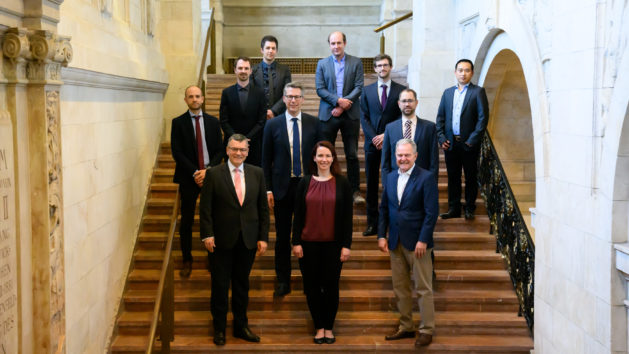 Der Leiter der Staatskanzlei, Staatsminister Dr. Florian Herrmann, MdL (2. von links), Wissenschaftsminister Markus Blume, MdL (5. von links), und Landtagsvizepräsident Dr. Wolfgang Heubisch, MdL (3. von rechts), empfangen die bayerischen Nachwuchswissenschaftlerinnen und -wissenschaftler in der Staatskanzlei.