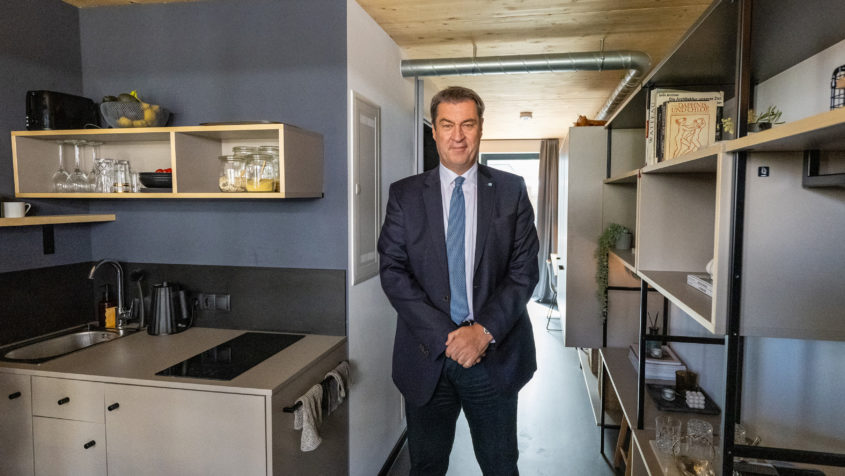 Wohnen für Studenten: Ministerpräsident Dr. Markus Söder, MdL, besichtigt ein voll möbliertes Apartment bei der Eröffnung des CampusRO.
