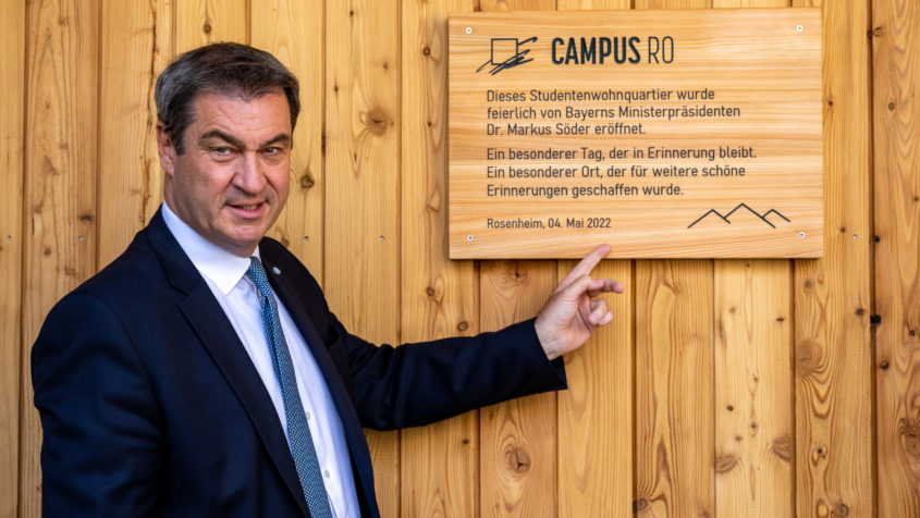 Bei der Eröffnung des CampusRO enthüllt Ministerpräsident Dr. Markus Söder, MdL, eine Tafel.